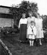 Aliza with daughters Gladys and Ellen (Nell/Susie) King